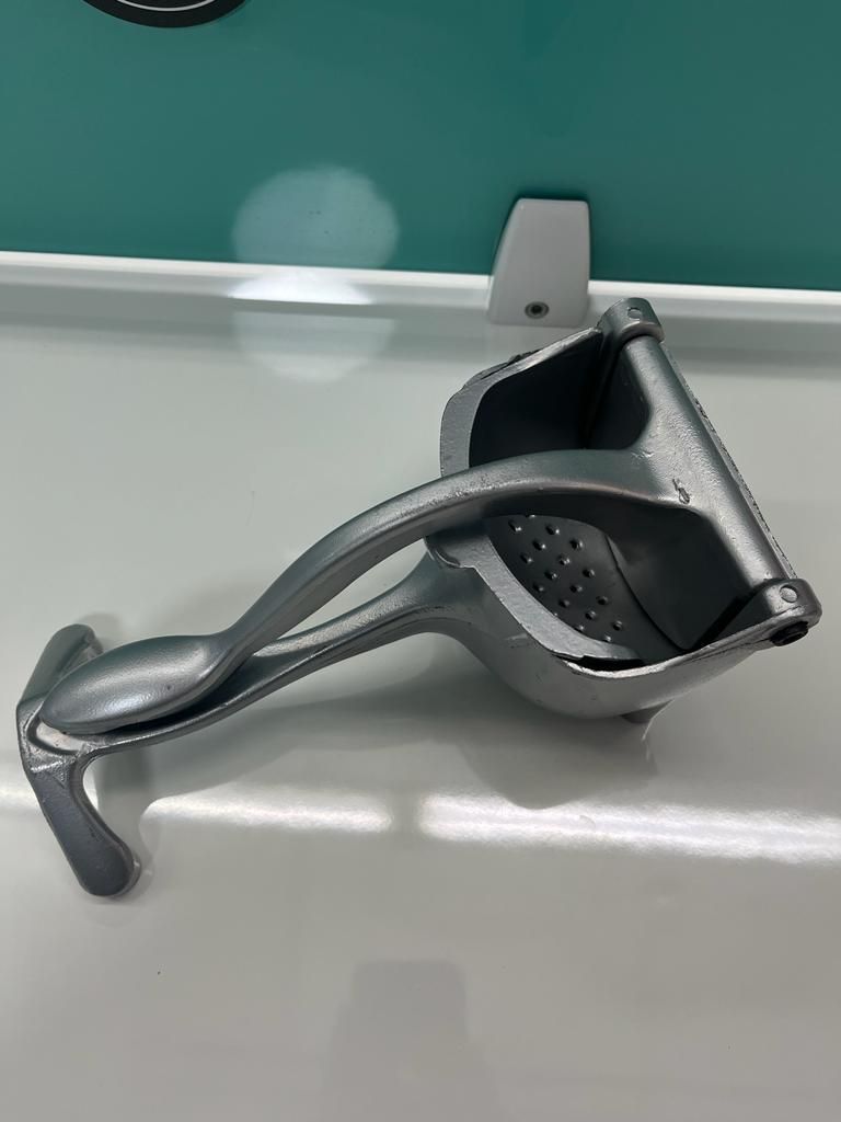 Manual Fruit Press Aluminum Squeezer/Juicer - Deal IND.